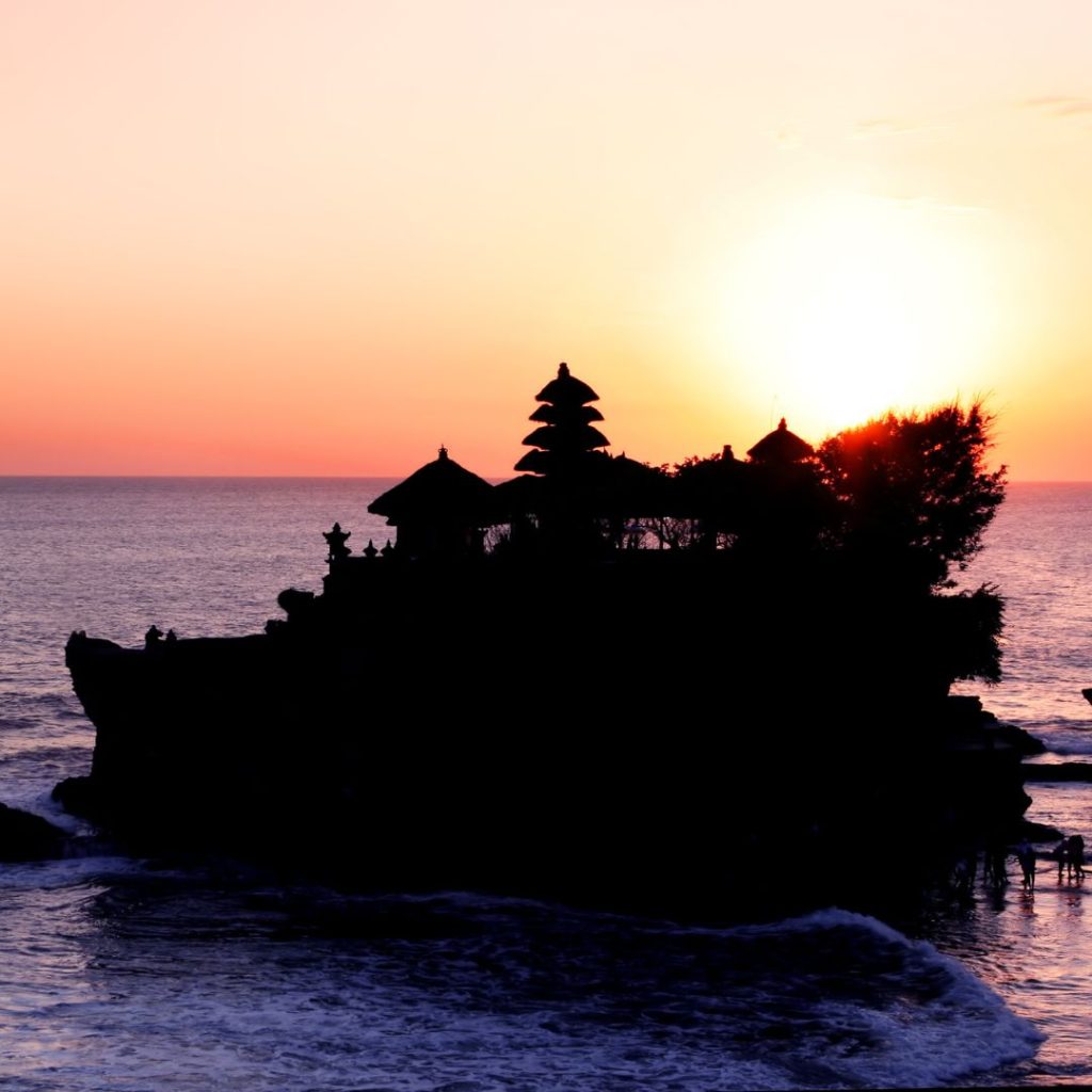 tanah lot temple sunset view